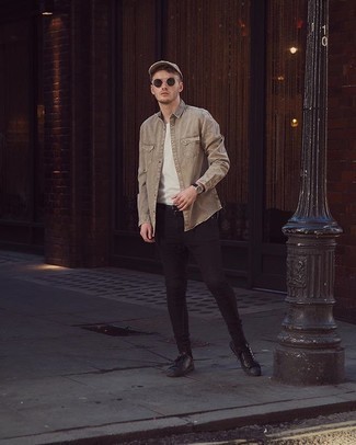 С чем носить бежевую джинсовую рубашку мужчине