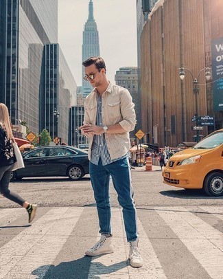 С чем носить бежевую джинсовую рубашку мужчине