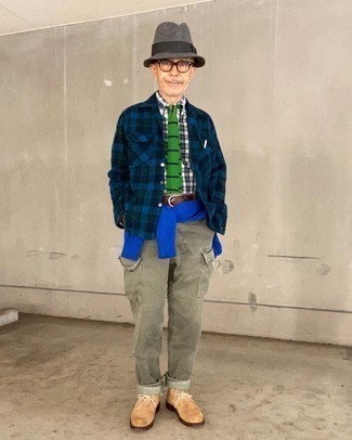 Какие брюки карго носить с бежевыми ботинками дезертами