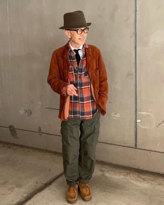 Какие брюки карго носить с бежевыми ботинками дезертами