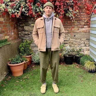 Какие брюки чинос носить с бежевыми ботинками дезертами