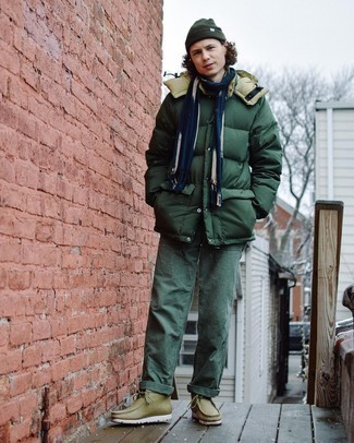 Какие брюки чинос носить с бежевыми ботинками дезертами