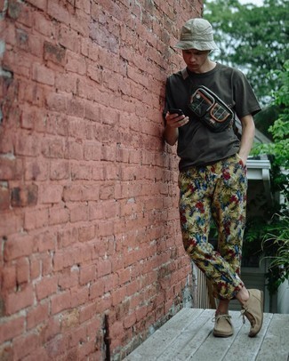 Какие брюки чинос носить с бежевыми ботинками дезертами