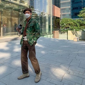 Какие брюки чинос носить с бежевыми ботинками дезертами