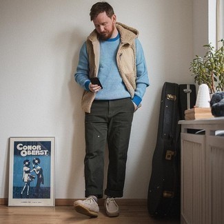 Какие свитера с круглым вырезом носить с бежевыми ботинками дезертами