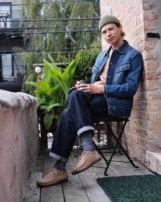 Какие джинсовые куртки носить с бежевыми ботинками дезертами