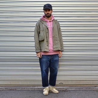 Какой худи носить с бежевыми ботинками дезертами