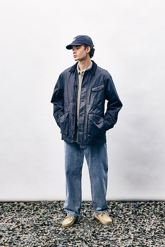 С чем носить бежевые ботинки дезерты