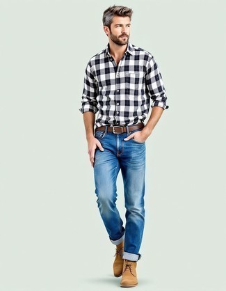 С чем носить бежевые ботинки дезерты