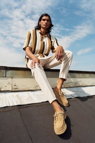 Какие футболки-поло носить с бежевыми ботинками дезертами