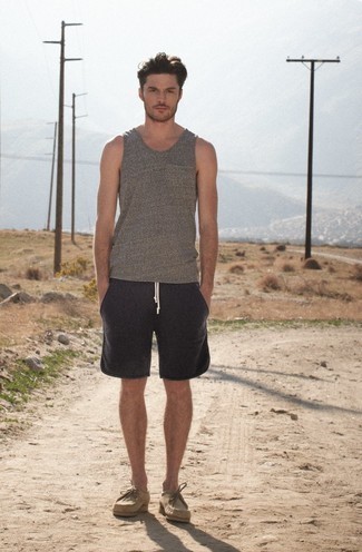 Какие шорты носить с бежевыми ботинками дезертами