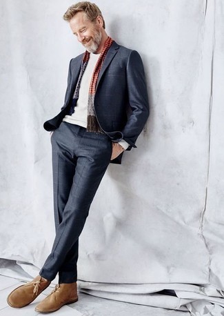 Какие костюмы носить с бежевыми ботинками дезертами