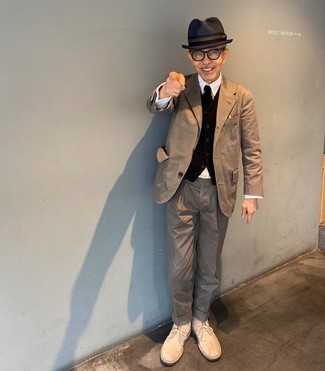 Какие костюмы носить с бежевыми ботинками дезертами