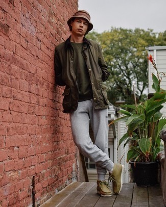 Какие свитшоты носить с бежевыми ботинками дезертами