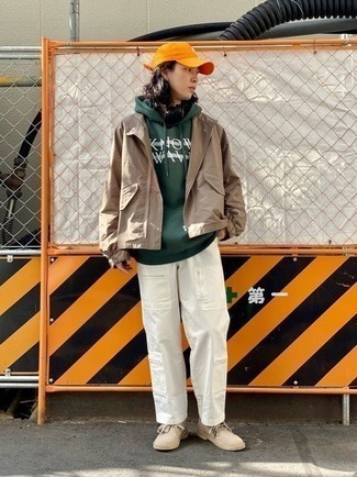 Какие ветровки носить с бежевыми ботинками дезертами