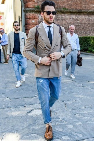 Какие джинсы носить с бежевым двубортным пиджаком мужчине