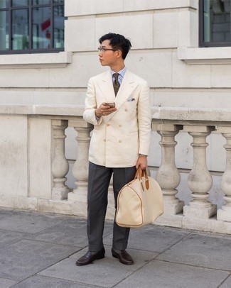 Какие лоферы носить с бежевым двубортным пиджаком мужчине