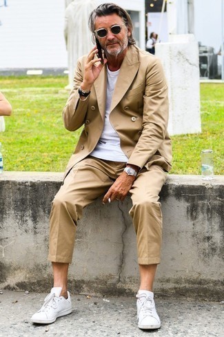 Какие низкие кеды носить с бежевым двубортным пиджаком мужчине