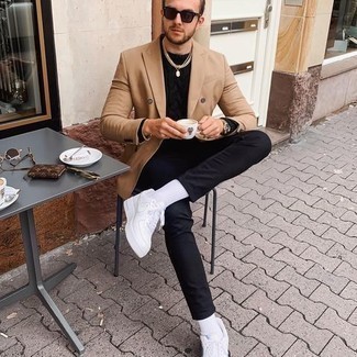 Какие низкие кеды носить с бежевым двубортным пиджаком мужчине
