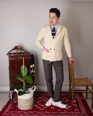 С чем носить бежевый двубортный кардиган мужчине