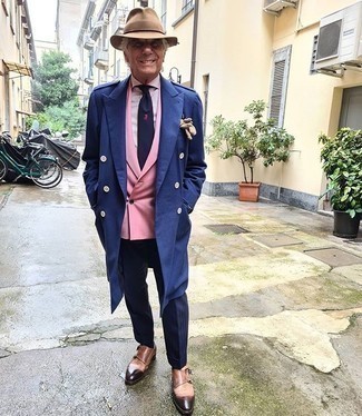 Какие плащи носить с бежевыми монками с двумя ремешками