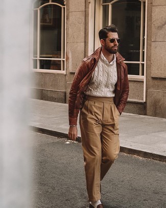 Какие вязаные свитера носить с бежевыми классическими брюками мужчине