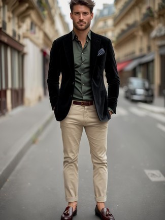 С чем носить бежевые классические брюки мужчине