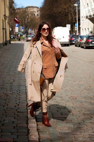 С чем носить бежевые классические брюки женщине