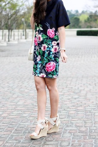 С чем носить бежевые босоножек на танкетке на резинке