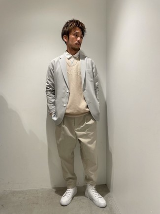 С чем носить бежевый свитшот с вышивкой мужчине