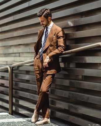 Какие костюмы носить с бежевыми эспадрильями