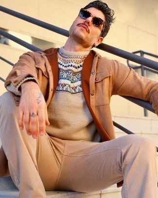 С чем носить бежевый свитер с круглым вырезом с жаккардовым узором мужчине