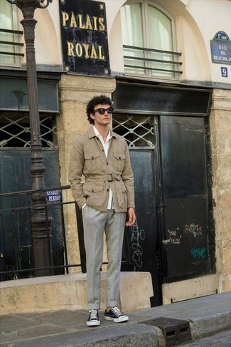 Как носить бежевую полевую куртку с серыми брюками чинос