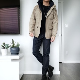 Какие джинсы носить с бежевой полевой курткой