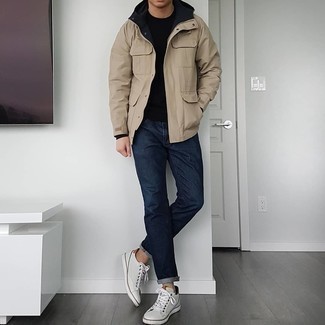 Какие джинсы носить с бежевой полевой курткой