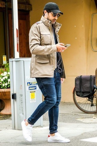 С чем носить бежевую полевую куртку