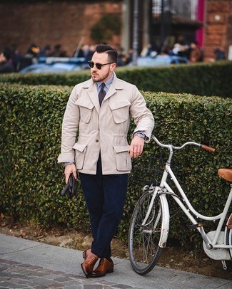 С чем носить бежевую полевую куртку