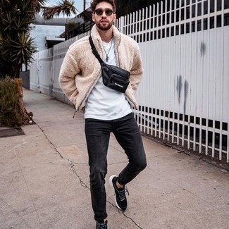 Как носить бежевый флисовый бомбер с черными джинсами мужчине
