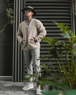 С чем носить бежевый флисовый бомбер мужчине