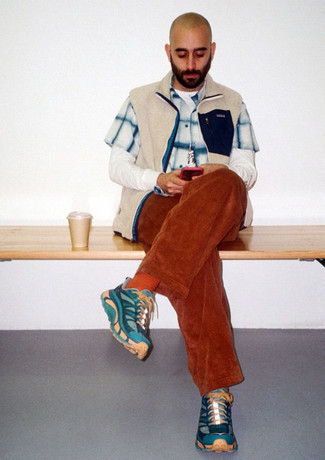 С чем носить бежевую флисовую куртку без рукавов мужчине