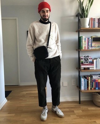 С чем носить бежевый флисовый свитшот мужчине