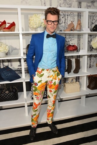 С чем носить бежевые брюки чинос с цветочным принтом