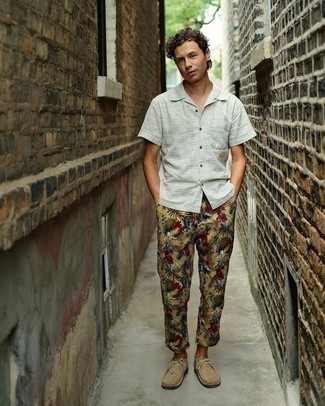 С чем носить бежевые брюки чинос с цветочным принтом