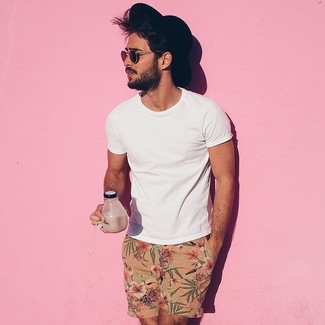 С чем носить бежевые шорты с цветочным принтом мужчине