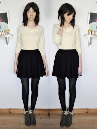 С чем носить бежевый пушистый свитер с круглым вырезом женщине