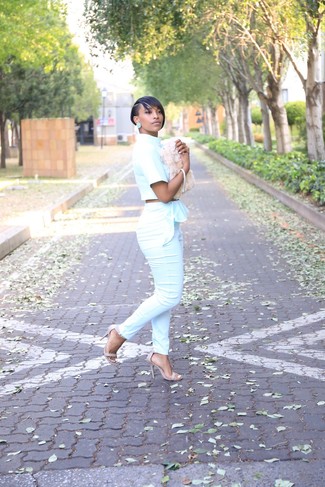 С чем носить бежевый меховой клатч