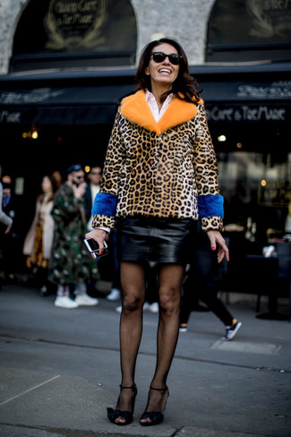 Какие босоножки на каблуке носить с бежевой короткой шубой