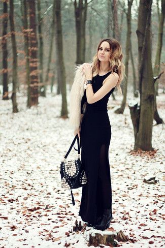 Какие платья-макси носить с бежевой короткой шубой