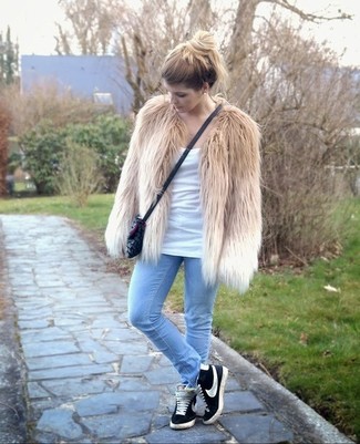 Как носить бежевую короткую шубу с белой майкой