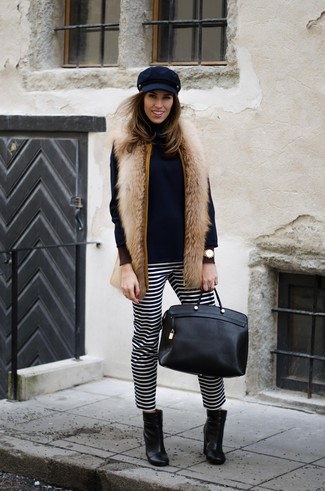 С чем носить бежевую меховую безрукавку женщине